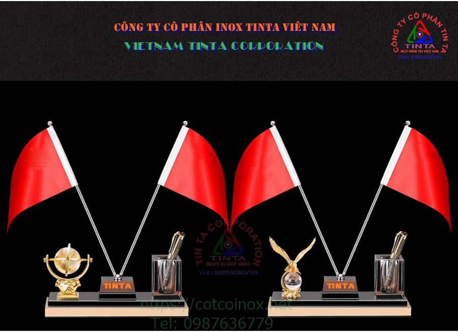 Vật phẩm bàn làm việc với quả cầu pha lê và chân cắm cờ, mang phong cách trang trọng, đậm chất ngoại giao.