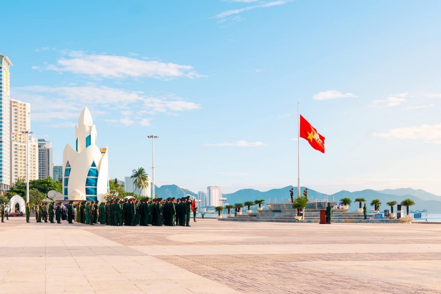 Tư vấn và thiết kế thi công cột cờ inox quay 360 độ cao 18 m tại quảng trường thành phố Nha Trang,