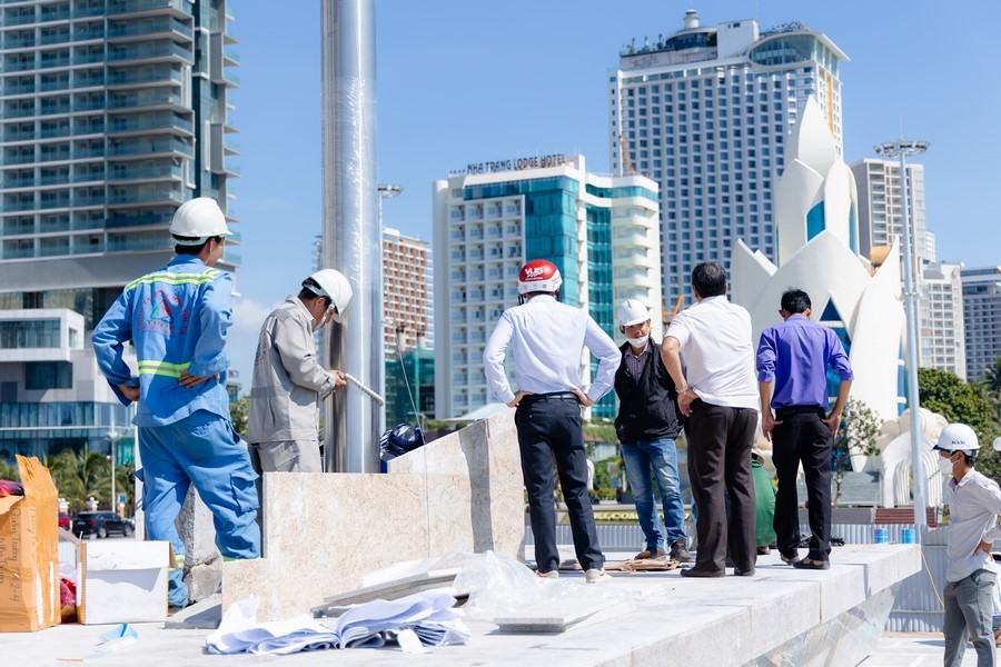 Công Ty Cổ Phần TINTA Việt Nam đang thi công cột cờ inox quay 360 độ tại quảng trường với hiện trường thực tế.