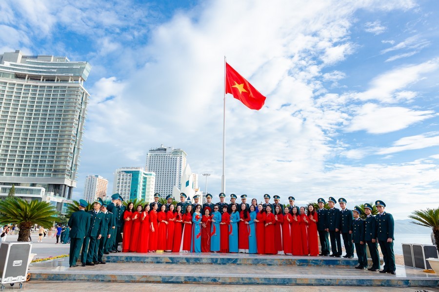 Tại buổi lễ thượng cờ quảng trường 2/4 Nha Trang, có sự tham gia của lãnh đạo Công ty TINTA