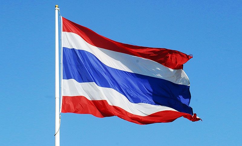 Lá cờ Thái Lan giá rẻ tại HCM, gồm 5 sọc ngang đỏ, trắng, xanh da trời, trắng và đỏ, sọc chính giữa