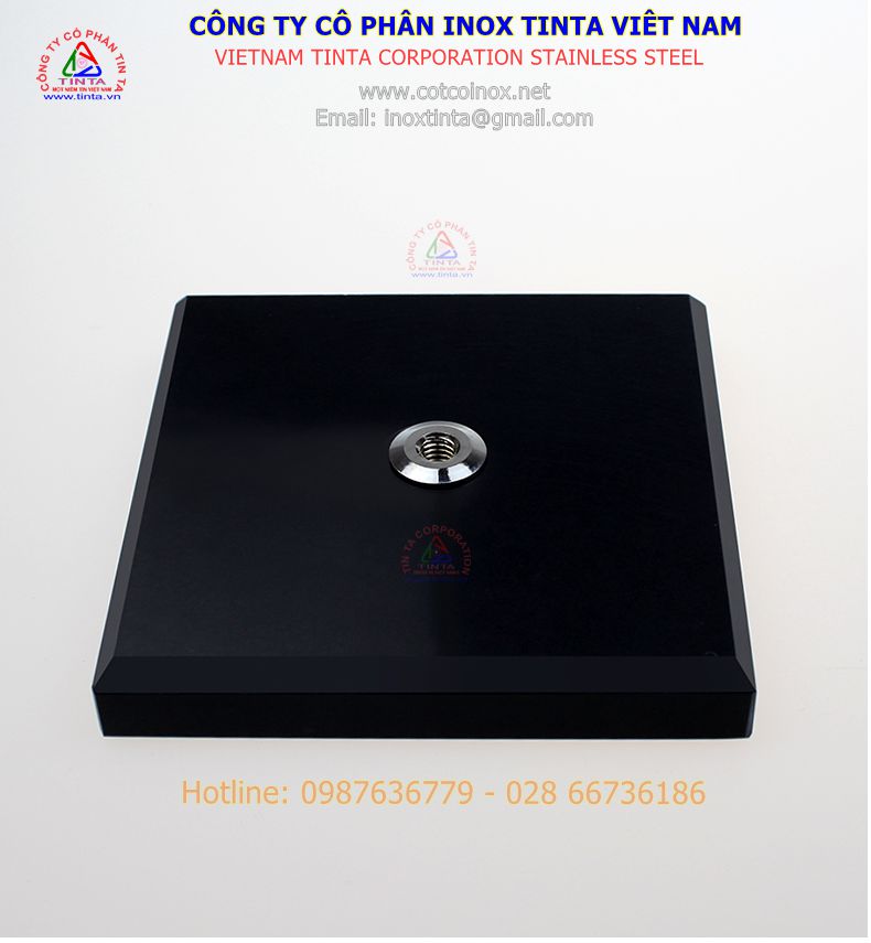 Mặt đá của chân đế cắm cờ để bàn làm việc đá cao cấp màu đen sắc sảo và bóng láng