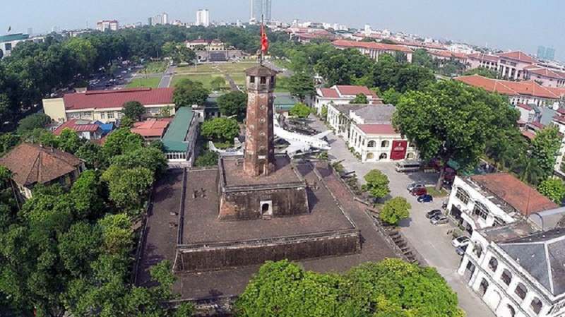 Cột cờ Việt Nam. Những cột cờ nổi tiếng ở Việt Nam: Cột cờ Hà Nội . Cột cờ Việt Nam, Cột cờ hay còn gọi là kỳ đài nằm trên phần đất thuộc quận Ba Đình