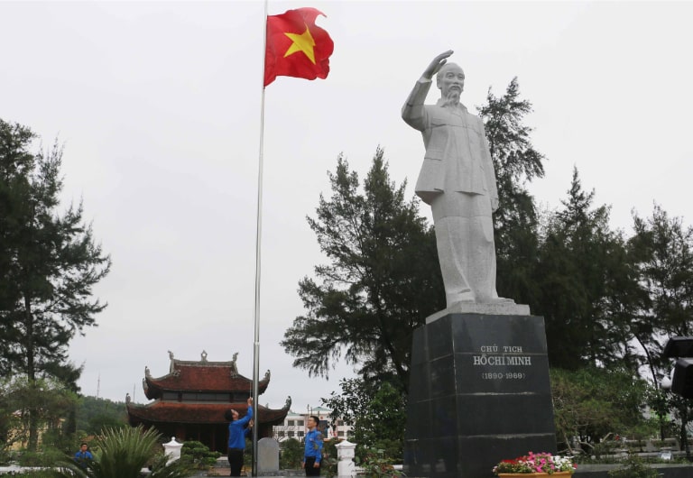 Lợi ích của cột cờ inox chống xoắn thể hiện rõ rệt nhất trong điều kiện thời tiết khắc nghiệt