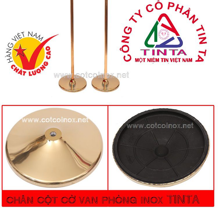 Thiết kế đế hoa văn tinh xảo giữ cột cờ vững chắc, phù hợp sử dụng trong phòng họp hoặc các khu vực lễ nghi trang trọng.