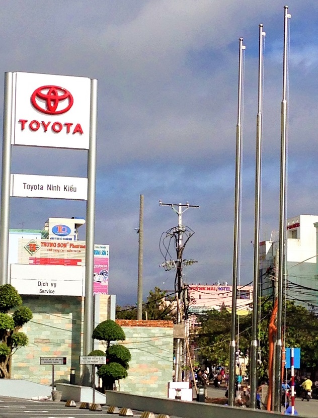 Cột cờ inox truyền thống. Mẫu cột cờ inox cũ