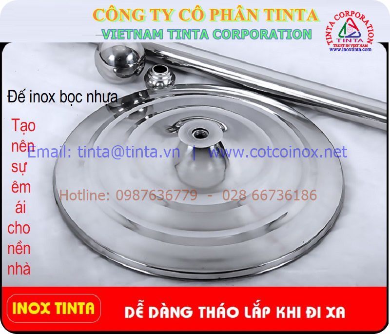 Cột cờ văn phòng với đế vân trắng vàng sang trọng, nổi bật trong không gian tiếp khách hay phòng họp chuyên nghiệp.