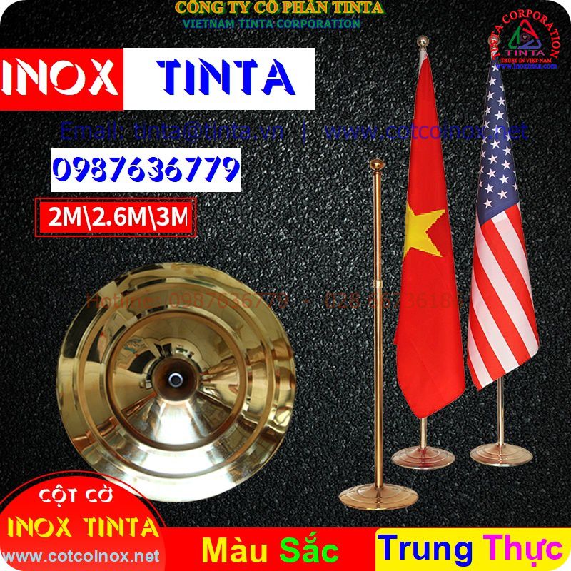 Mẫu cột cờ chân đế trơn đơn giản, tinh tế, kết hợp hoàn hảo với nội thất hiện đại tại phòng giám đốc.