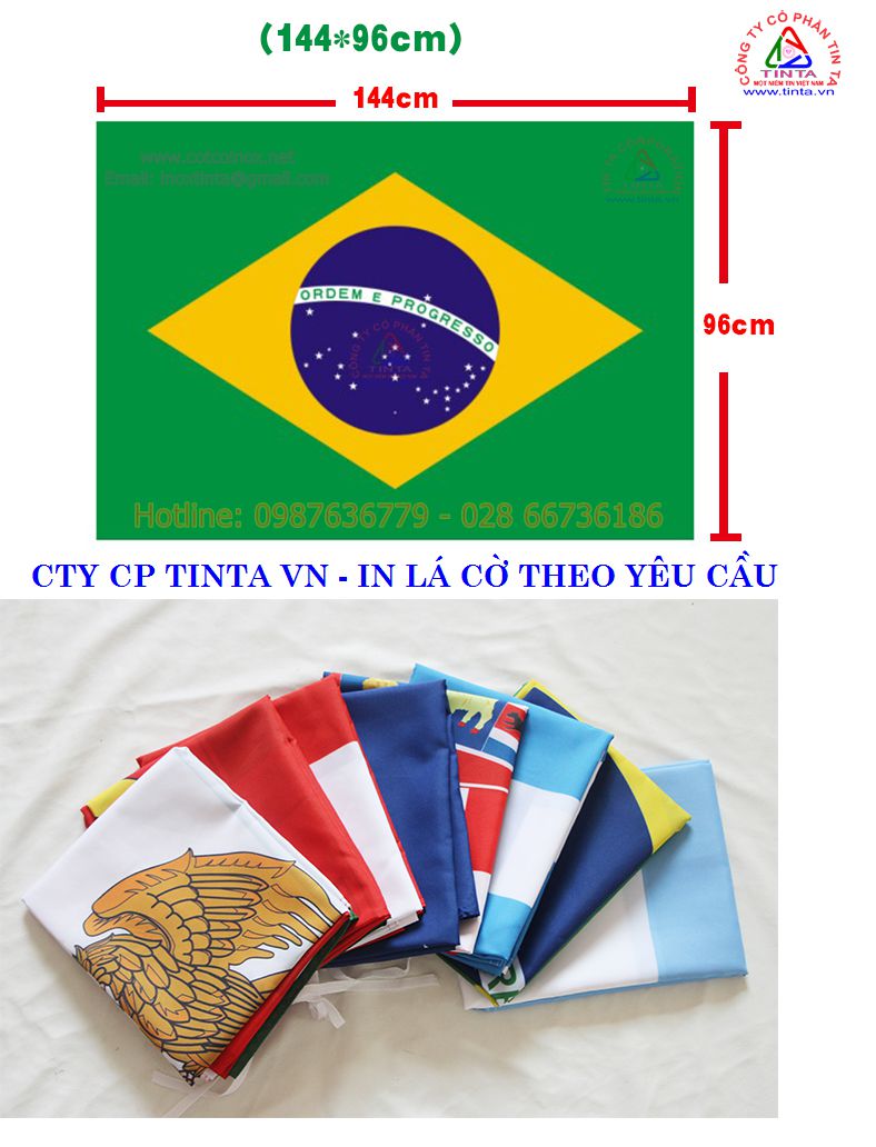 Đội ngũ TINTA cùng khách hàng trao đổi, xem xét mẫu thiết kế logo công ty trên máy tính trước khi tiến hành in ấn.