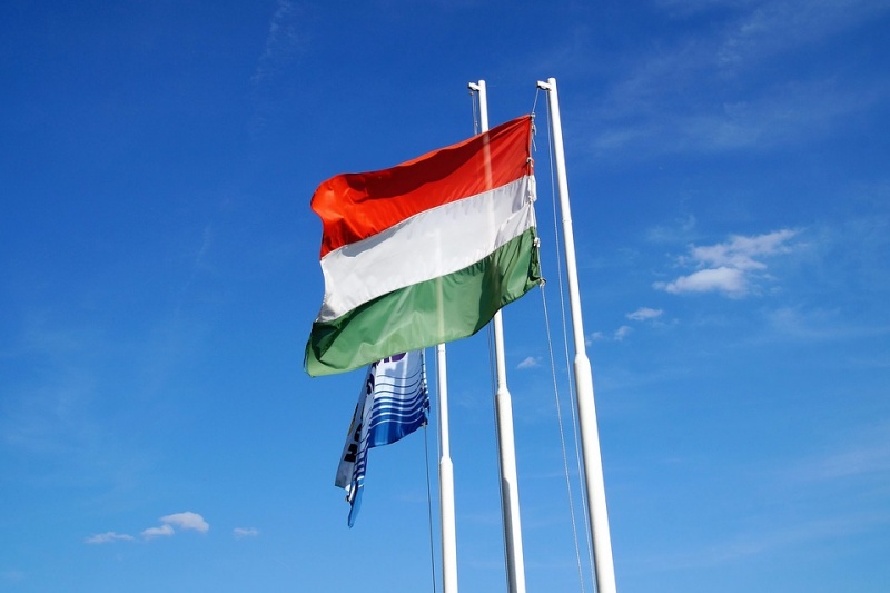 Lá cờ Hungary tại quận 1 Tp HCM, Hungary là một nhà nước có chủ quyền ở châu Âu