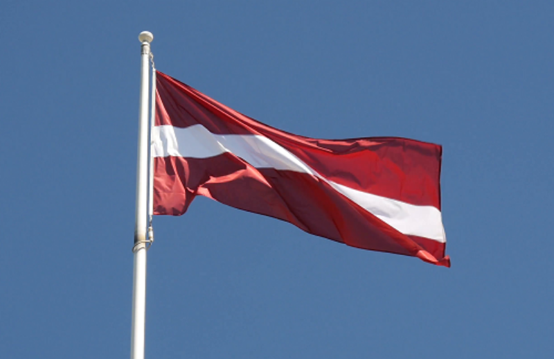 Lá cờ Latvia tại TP HCM. Lá cờ này gồm có hai màu là màu hạt dẻ và màu trắng