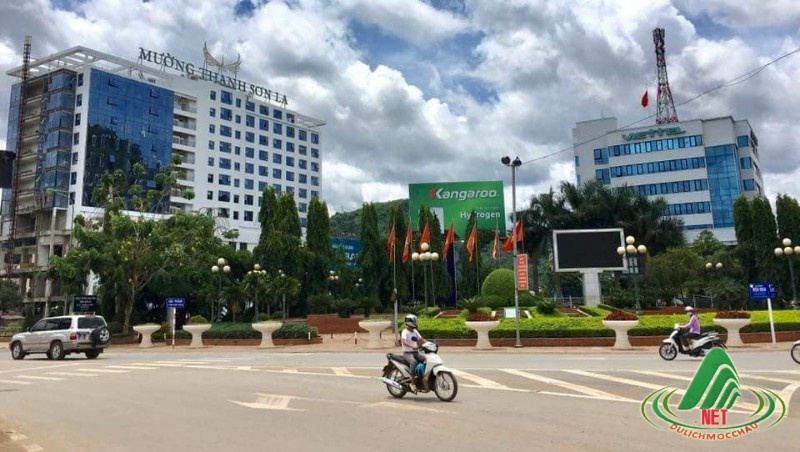 Cột cờ inox sơn la. Sau 58 năm kể từ khi thành lập, TP. Sơn La, tỉnh Sơn La đã đổi thay khoác lên mình chiếc áo mới, đường sá, cơ sở vật chất