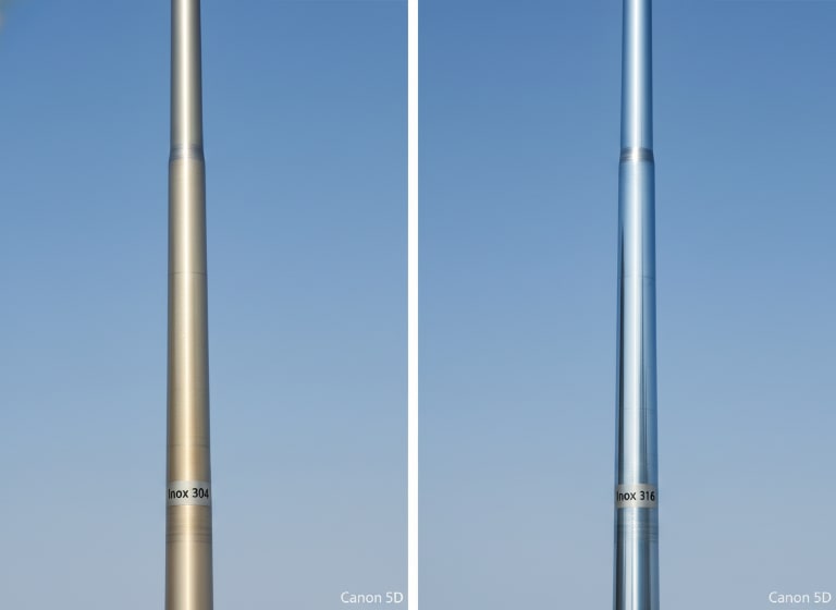 Yếu tố thẩm mỹ trong so sánh cột cờ inox 304 và 316 thường bị bỏ qua nhưng có ảnh hưởng quan trọng đến quyết định lựa chọn