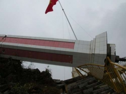 CỘT CỜ LŨNG CÚ BỊ ĐỔ