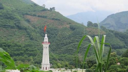 CỘT CỜ LŨNG PÔ