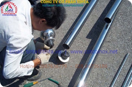 Cột cờ chạy điện nằm ngang là gì