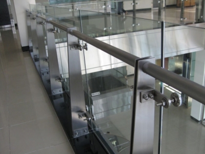 Trụ Lan Can Kính: Giải Pháp Chắc Chắn Và Thẩm Mỹ Cho Ban Công Hiện Đại